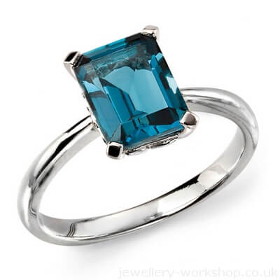 9ct White Gold London Blue Topaz Ring